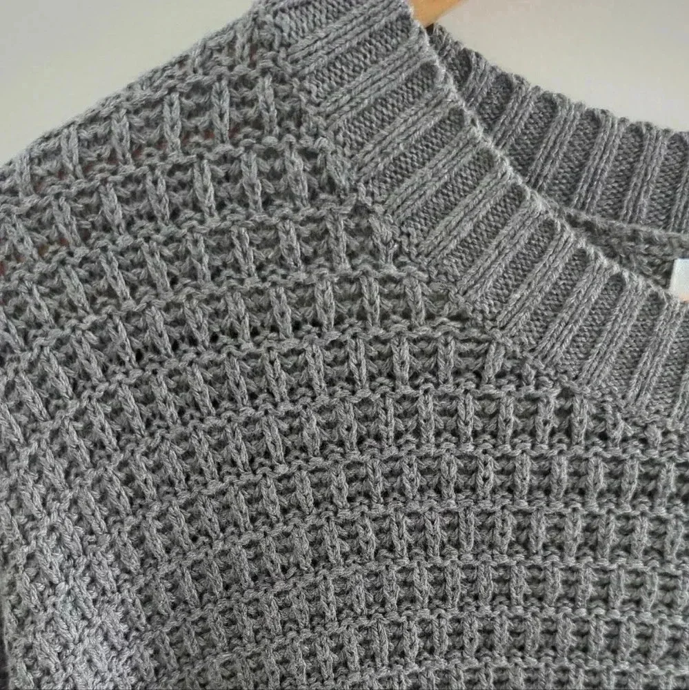 OLD NAVY |  Women's Medium Gray Knitted Long Sleeved Crewneck Sweater - Picture 3 of 4